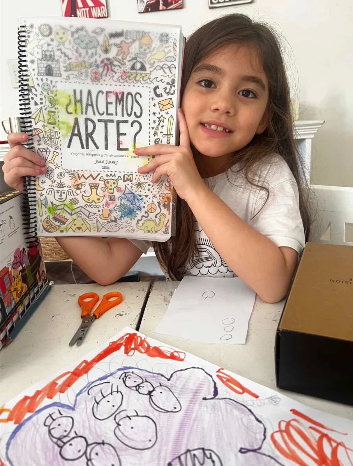 Lu con el libro ¿Hacemos Arte?