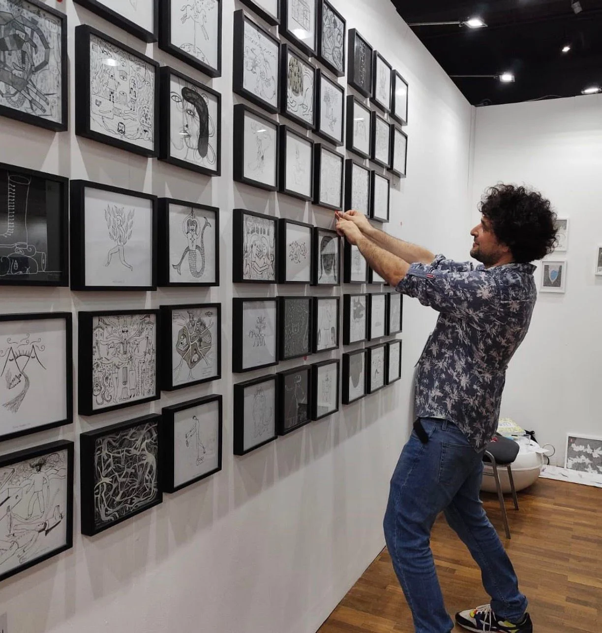 Juan Juares en su galería